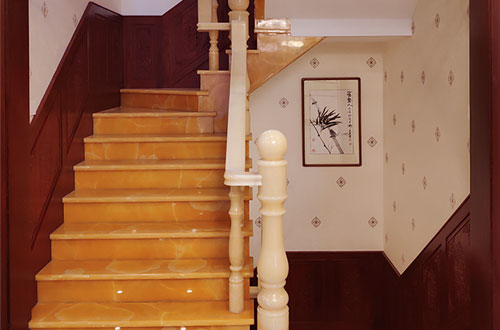靖江中式别墅室内汉白玉石楼梯的定制安装装饰效果